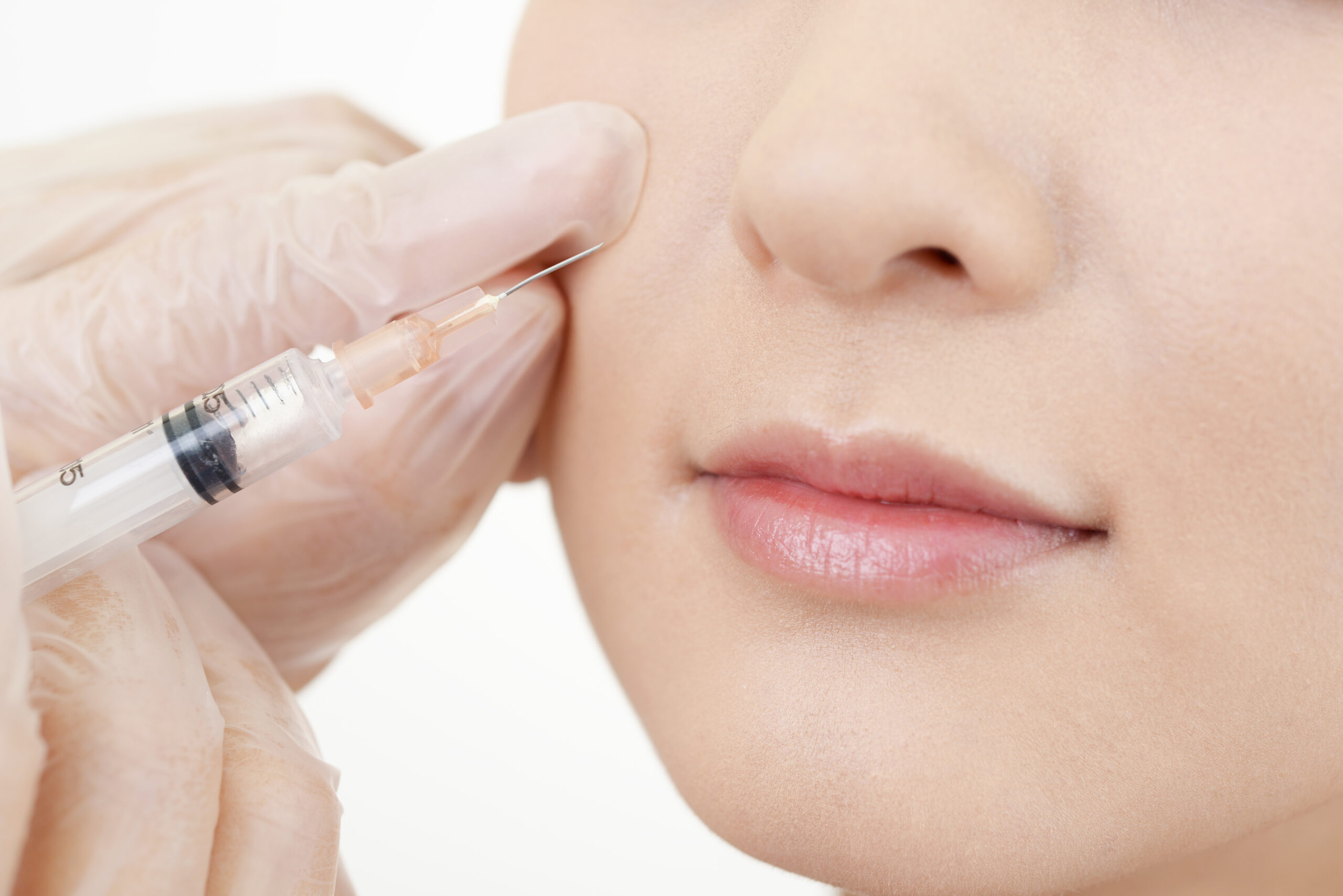 Woman,Gets,Beauty,Injection,In,Her,Face